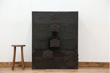 アンティーク家具　古民具・骨董　打ち出し金具の黒漆庄内箪笥(時代箪笥)