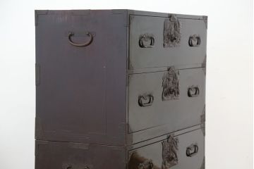 アンティーク家具　古民具・骨董　打ち出し金具の黒漆庄内箪笥(時代箪笥)