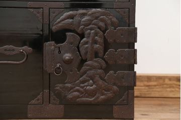 アンティーク家具　古民具・骨董　打ち出し金具の黒漆庄内箪笥(時代箪笥)