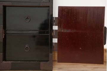 アンティーク家具　古民具・骨董　打ち出し金具の黒漆庄内箪笥(時代箪笥)