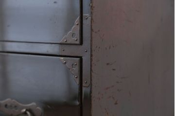 アンティーク家具　古民具・骨董　打ち出し金具の黒漆庄内箪笥(時代箪笥)