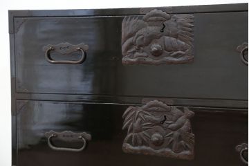 アンティーク家具　古民具・骨董　打ち出し金具の黒漆庄内箪笥(時代箪笥)