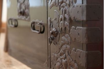 アンティーク家具　古民具・骨董　打ち出し金具の黒漆庄内箪笥(時代箪笥)