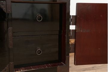 アンティーク家具　古民具・骨董　打ち出し金具の黒漆庄内箪笥(時代箪笥)