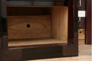 アンティーク家具　古民具・骨董　打ち出し金具の黒漆庄内箪笥(時代箪笥)