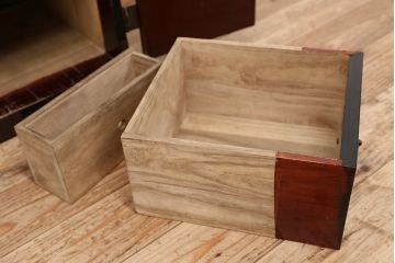 アンティーク家具　古民具・骨董　打ち出し金具の黒漆庄内箪笥(時代箪笥)