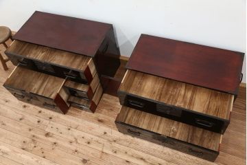 アンティーク家具　古民具・骨董　打ち出し金具の黒漆庄内箪笥(時代箪笥)