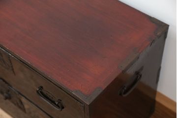 アンティーク家具　古民具・骨董　打ち出し金具の黒漆庄内箪笥(時代箪笥)