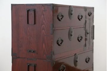 アンティーク家具　古民具・骨董　古い栗材の漆の綺麗な米沢箪笥(時代箪笥)