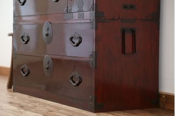 アンティーク家具　古民具・骨董　古い栗材の漆の綺麗な米沢箪笥(時代箪笥)
