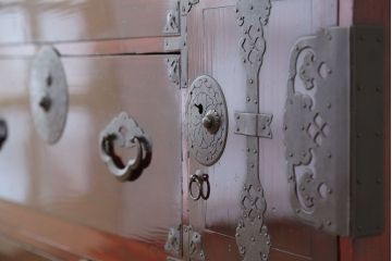 アンティーク家具　古民具・骨董　古い栗材の漆の綺麗な米沢箪笥(時代箪笥)