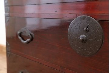 アンティーク家具　古民具・骨董　古い栗材の漆の綺麗な米沢箪笥(時代箪笥)