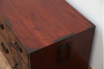 アンティーク家具　古民具・骨董　古い栗材の漆の綺麗な米沢箪笥(時代箪笥)