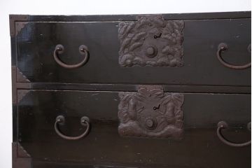アンティーク家具　古民具・骨董　打ち出し金具の黒漆庄内箪笥?(時代箪笥)
