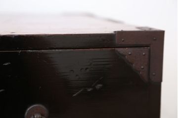 アンティーク家具　古民具・骨董　打ち出し金具の黒漆庄内箪笥?(時代箪笥)