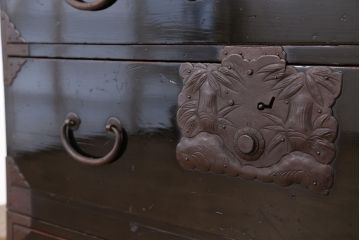 アンティーク家具　古民具・骨董　打ち出し金具の黒漆庄内箪笥?(時代箪笥)