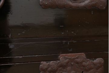アンティーク家具　古民具・骨董　打ち出し金具の黒漆庄内箪笥?(時代箪笥)