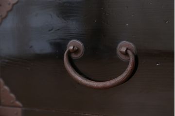 アンティーク家具　古民具・骨董　打ち出し金具の黒漆庄内箪笥?(時代箪笥)
