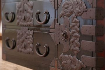 アンティーク家具　古民具・骨董　打ち出し金具の黒漆庄内箪笥?(時代箪笥)
