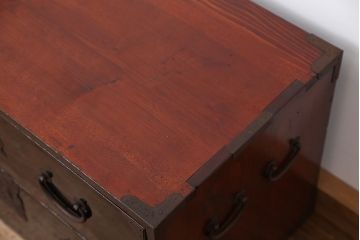 アンティーク家具　古民具・骨董　打ち出し金具の黒漆庄内箪笥?(時代箪笥)