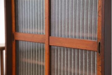 アンティーク家具　アンティーク　古い木の銀モールガラス収納棚