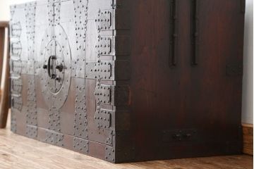 アンティーク家具　古民具・骨董　金具の立派な観音開き時代箪笥ローボード(ローチェスト)