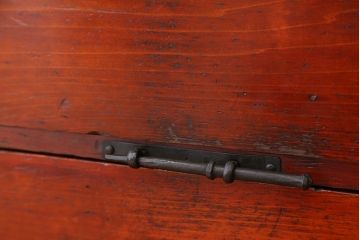 アンティーク家具　古民具・骨董　金具の立派な観音開き時代箪笥ローボード(ローチェスト)