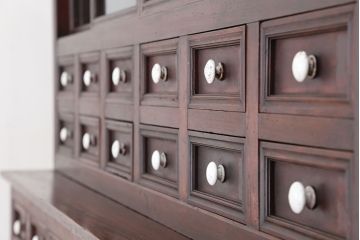 アンティーク家具　大正ロマン!味わい深い引き出し収納棚(ガラスケース、ドロワー、薬箪笥、百味箪笥)