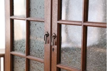 アンティーク家具　素敵なデザイン!古い洋館の結霜ガラス・ナラ材ブックケース(本箱、本棚)