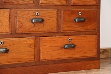 レトロ家具　昭和レトロ　素敵なデザイン!古い木の二段重ね引き出し収納棚