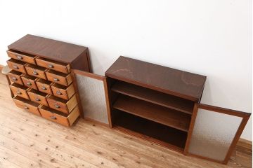 レトロ家具　昭和レトロ　素敵なデザイン!古い木の二段重ね引き出し収納棚