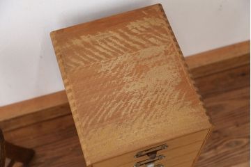 レトロ家具　レトロなデザインのネームプレート付小引き出し