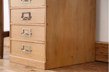 レトロ家具　レトロなデザインのネームプレート付小引き出し