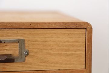 レトロ家具　レトロなデザインのネームプレート付小引き出し