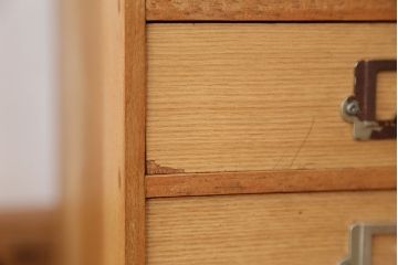 レトロ家具　レトロなデザインのネームプレート付小引き出し