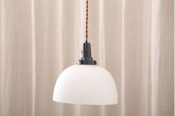 古い乳白ガラスの丸い吊り下げ照明(天井照明、電笠)