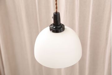 古い乳白ガラスの丸い吊り下げ照明(天井照明、電笠)