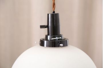 古い乳白ガラスの丸い吊り下げ照明(天井照明、電笠)