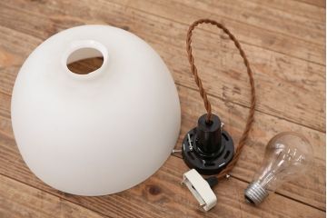 古い乳白ガラスの丸い吊り下げ照明(天井照明、電笠)