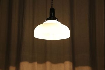 古い乳白ガラスの少し青味がかった可愛い吊り下げ照明(天井照明、電笠)