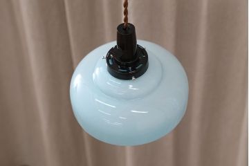 古い乳白ガラスの少し青味がかった可愛い吊り下げ照明(天井照明、電笠)