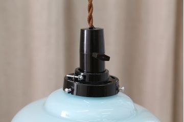 古い乳白ガラスの少し青味がかった可愛い吊り下げ照明(天井照明、電笠)