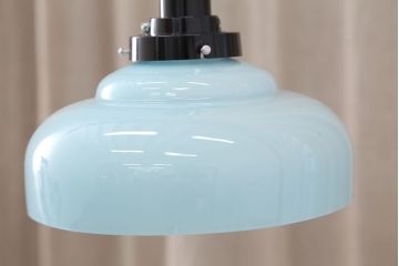 古い乳白ガラスの少し青味がかった可愛い吊り下げ照明(天井照明、電笠)