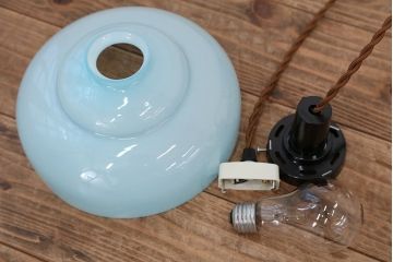 古い乳白ガラスの少し青味がかった可愛い吊り下げ照明(天井照明、電笠)