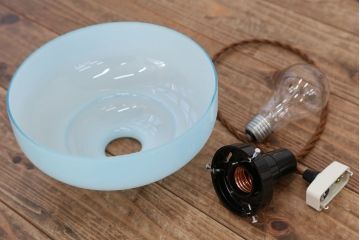 古い乳白ガラスの少し青味がかった可愛い吊り下げ照明(天井照明、電笠)
