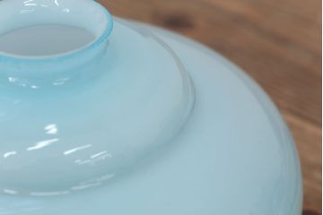古い乳白ガラスの少し青味がかった可愛い吊り下げ照明(天井照明、電笠)