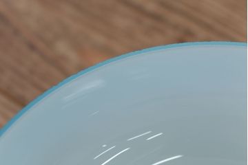 古い乳白ガラスの少し青味がかった可愛い吊り下げ照明(天井照明、電笠)