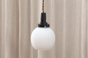 古い小ぶりな楕円型乳白ガラスの吊り下げ照明(天井照明、電笠)