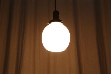 古い小ぶりな楕円型乳白ガラスの吊り下げ照明(天井照明、電笠)
