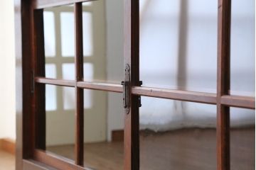 アンティーク家具　古民具・骨董　重厚な骨太枠の関西収納棚(飾り棚・食器棚・ガラスケース・水屋箪笥)